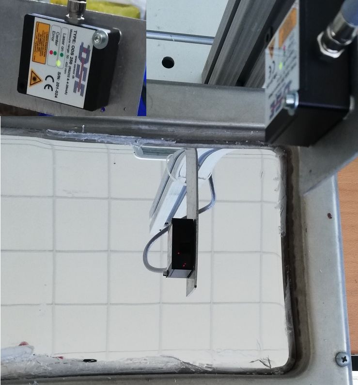 DSE Compact Line sensor measuring distance towards molten tin metal.